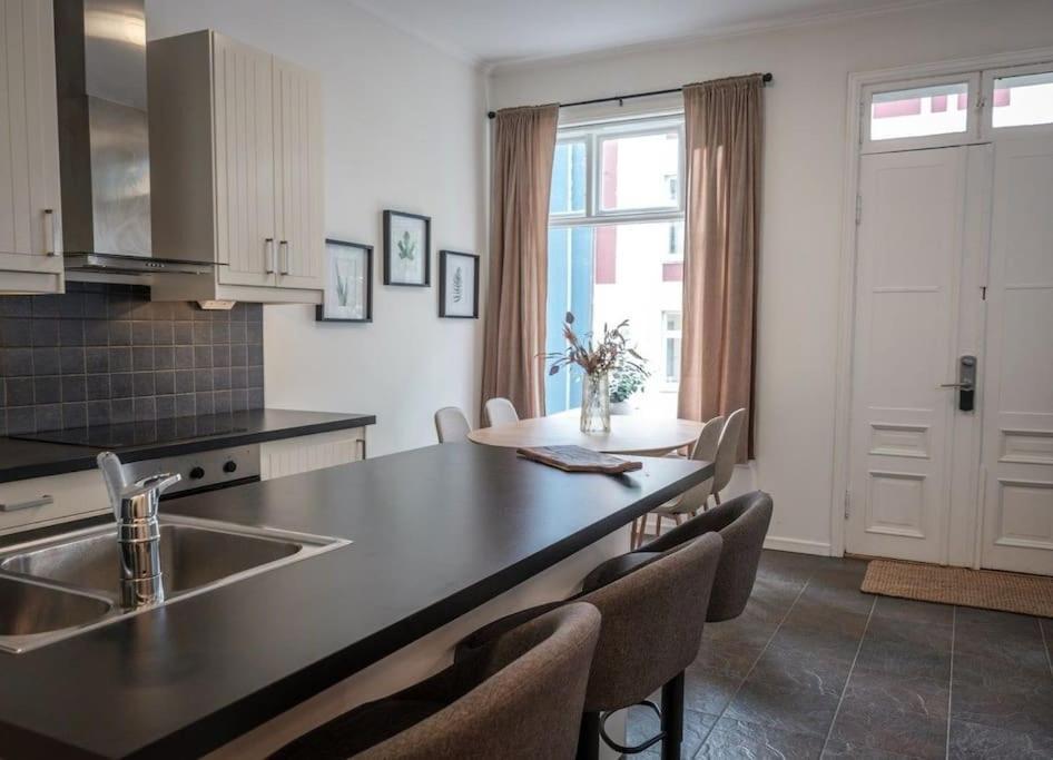 In The Heart Of Brosundet! Fully Equipped 3 Bed Room Ap 올레순 외부 사진